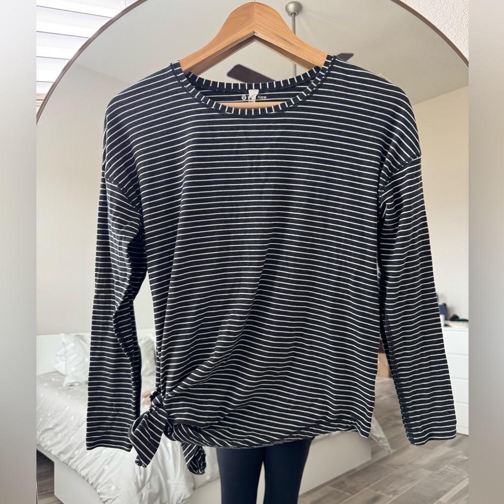 ๐๏ธ Clearance Lululemon To The Point Long Sleeve Heathered Black & White Stripe - Picture 1 of 8